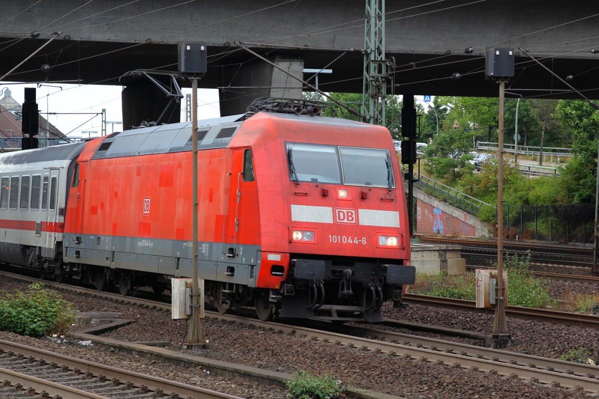 101-044-6 zieht ihren IC aus dem Bahnhof Richtung Sden.
Hamburg-Harburg, 19.8.13.