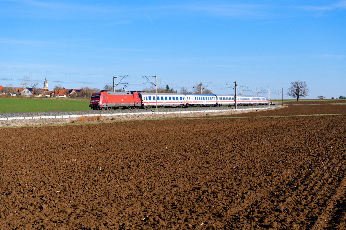 101 044 DB Fernverkehr mit IC 2082/2084 (Berchtesgaden Hbf / Oberstdorf - Hamburg-Altona) bei Uffenheim, 06.03.2021