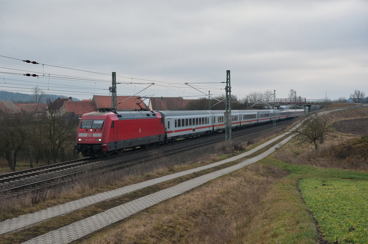 101 044 mit einem IC bei Lehrberg Richtung Würzburg, 12.01.2020