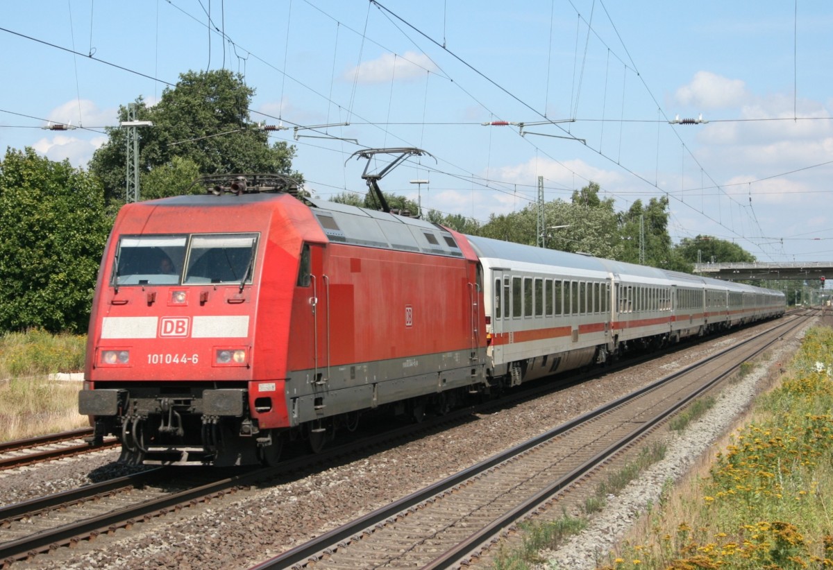 101 044 mit IC 1129 (Kiel Hbf–Kln–Nrnberg Hbf) am 06.08.2013 in Scheeel, aufgenommen vom Ende des Mittelbahnsteigs