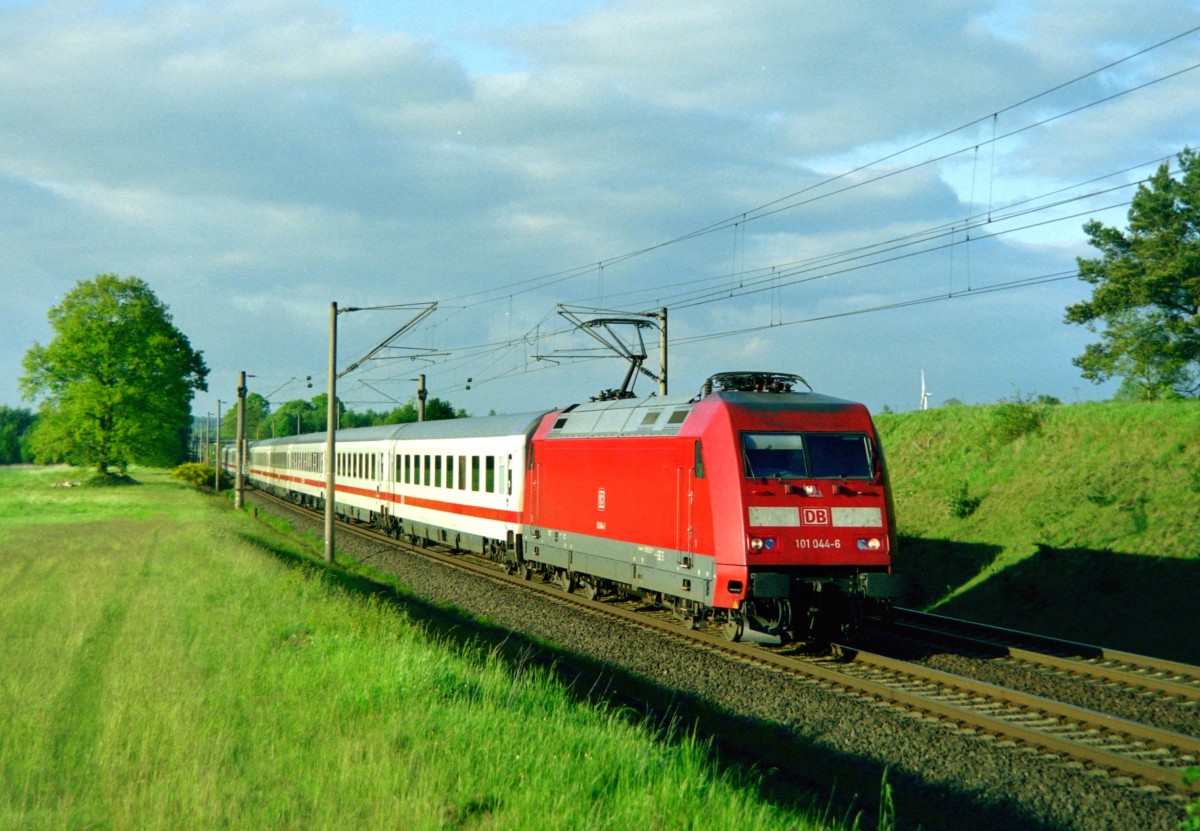 101 044 mit IC 2307 (Hamburg–Koblenz) am 16.05.2004 zwischen Maschen und Jesteburg