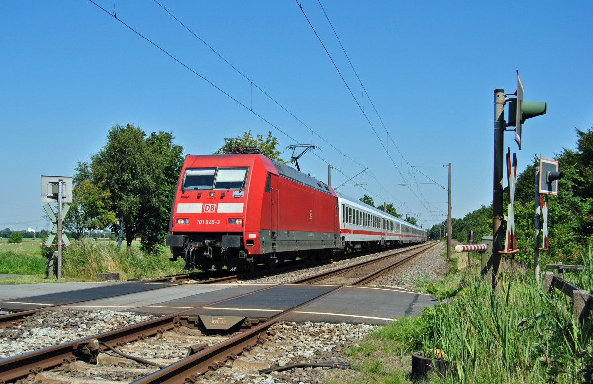 101 045-3 fuhr am 03.08.2015 mit dem IC 2203 von Norddeich Mole nach Koblenz, hier südlich von Leer.