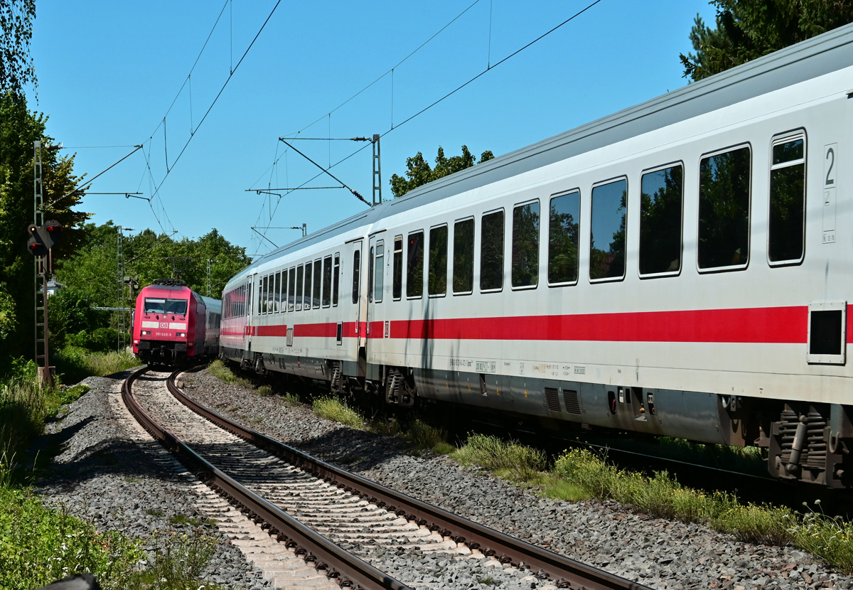 101 045-3 IC Zugbegegnung bei einem Bü (Aufnahmestandort) in Bonn-Beuel - 05.08.2020