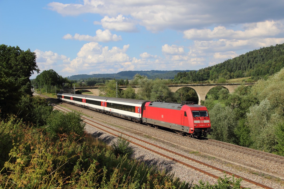 101 045-3 mit dem IC 281 (Stuttgart Hbf - Zrich HB) bei Rottweil-Saline am 10.08.13