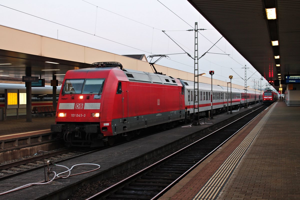 101 045-3 stand am Morgen des 12.08.2015 mit dem IC 61419 (Duisburg Hbf - Basel SBB)/CNL 40419 (Amsterdam Centraal - Zürich HB)/CNL 479 (Hamburg-Altona - Zürich HB) am Bahnteig 3 in Basel Bad Bf und wartete darauf den CityNightLine noch über den Rhein nach Basel SBB zu bringen.