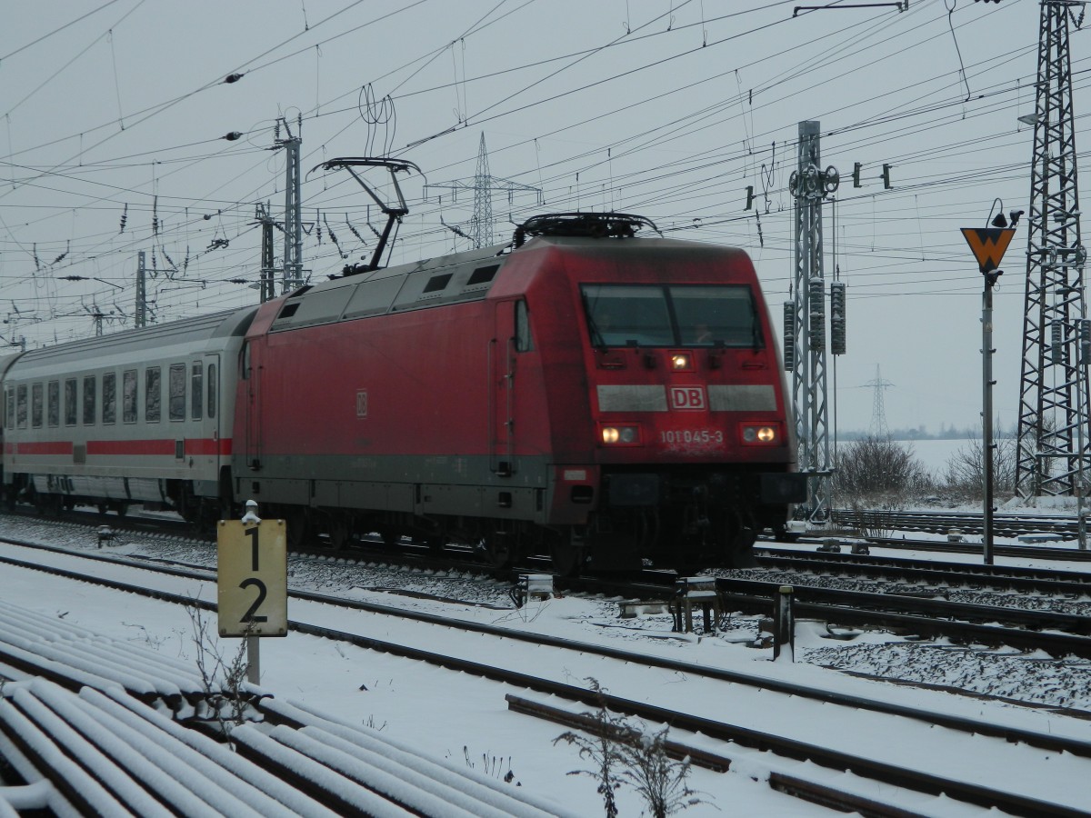 101 045 fährt am 24. Januar 2014 mit einem IC in den Bhf Großkorbtha aus südlicher Richtung ein.