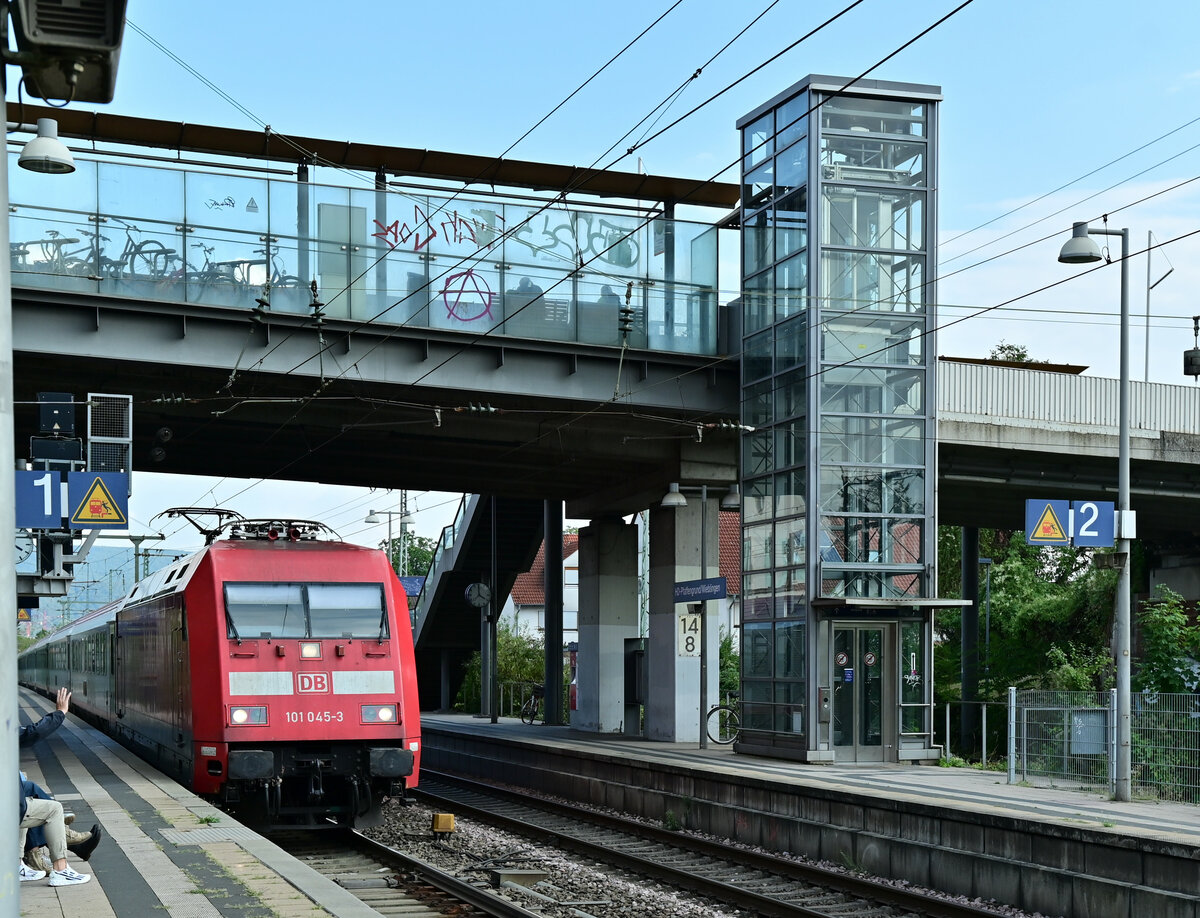 101 045 mit IC 118 nach Dortmund bei der Durchfahrt in Heidelberg Pfaffengrund/Wieblingen am Sonntag den 11.9.2022