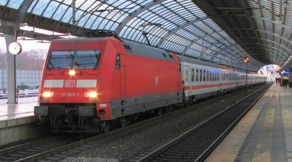 101 046-1 hatte am 30.12.2016 die Aufgabe den IC1923 nach Köln zu bringen. Hier zu sehen beim Halt in Berlin Spandau. 