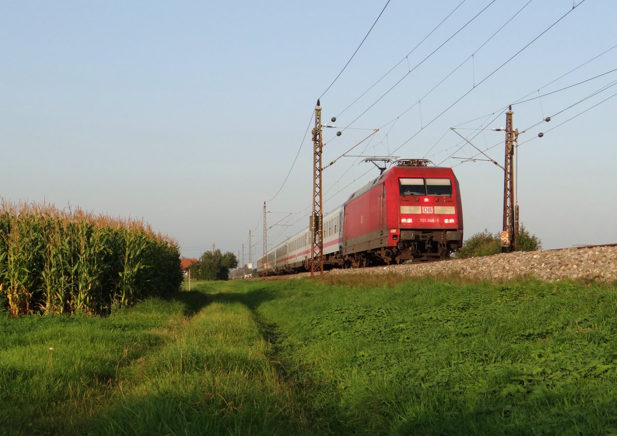 101 046-1 mit einem IC am 16.09.14 bei Neu Ulm.