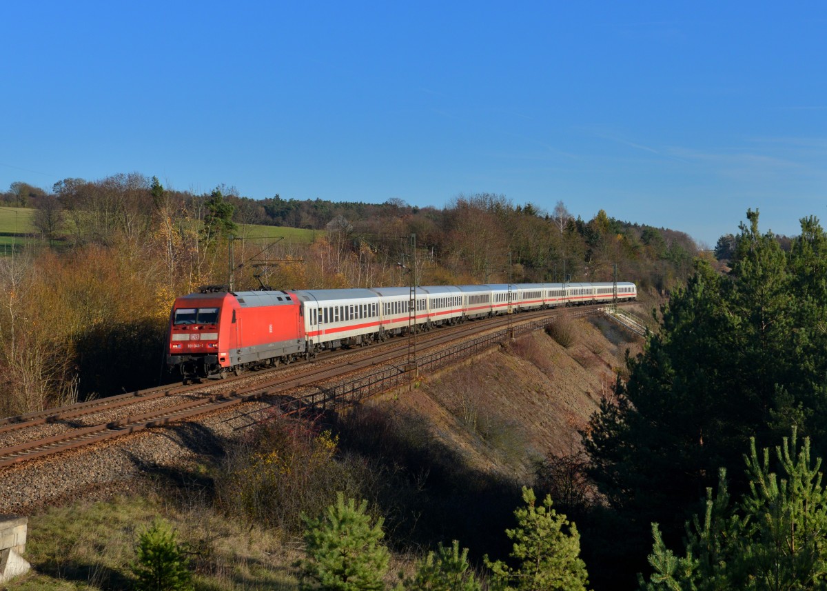 101 046 mit einem Flüchtlings-IC am 16.11.2015 bei Laaber. 