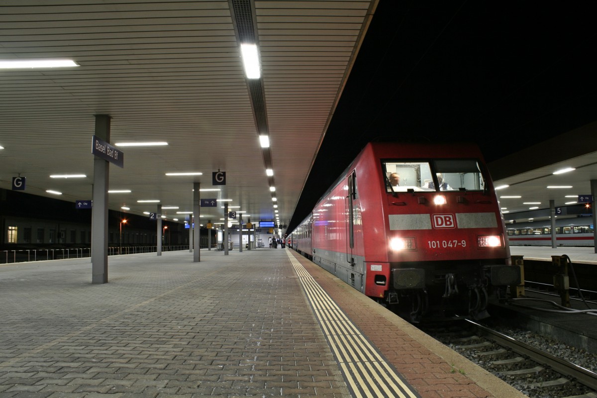 101 047-9 mit dem Az 13401 von Hertogenbosch nach Alessandria am frhen Morgen des 24.08.13 beim Personalwechsel in Basel Bad. Bf.