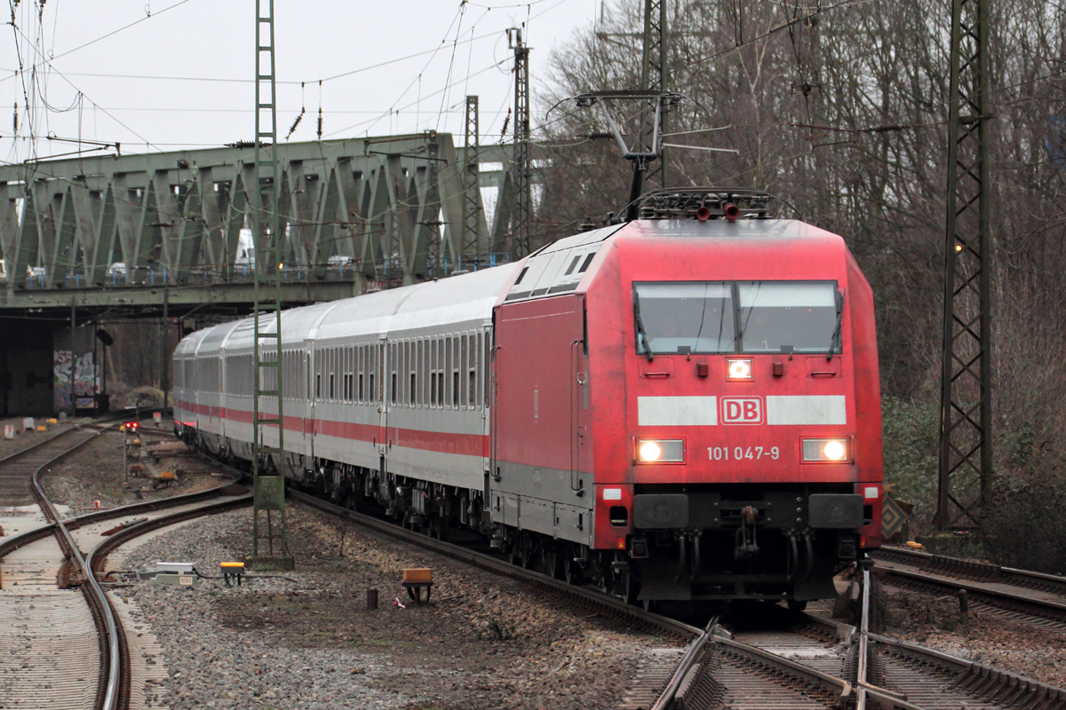 101 047-9 mit IC 2004 nach Emden Hbf. bei der Durchfahrt in Recklinghausen-Süd 6.2.2014