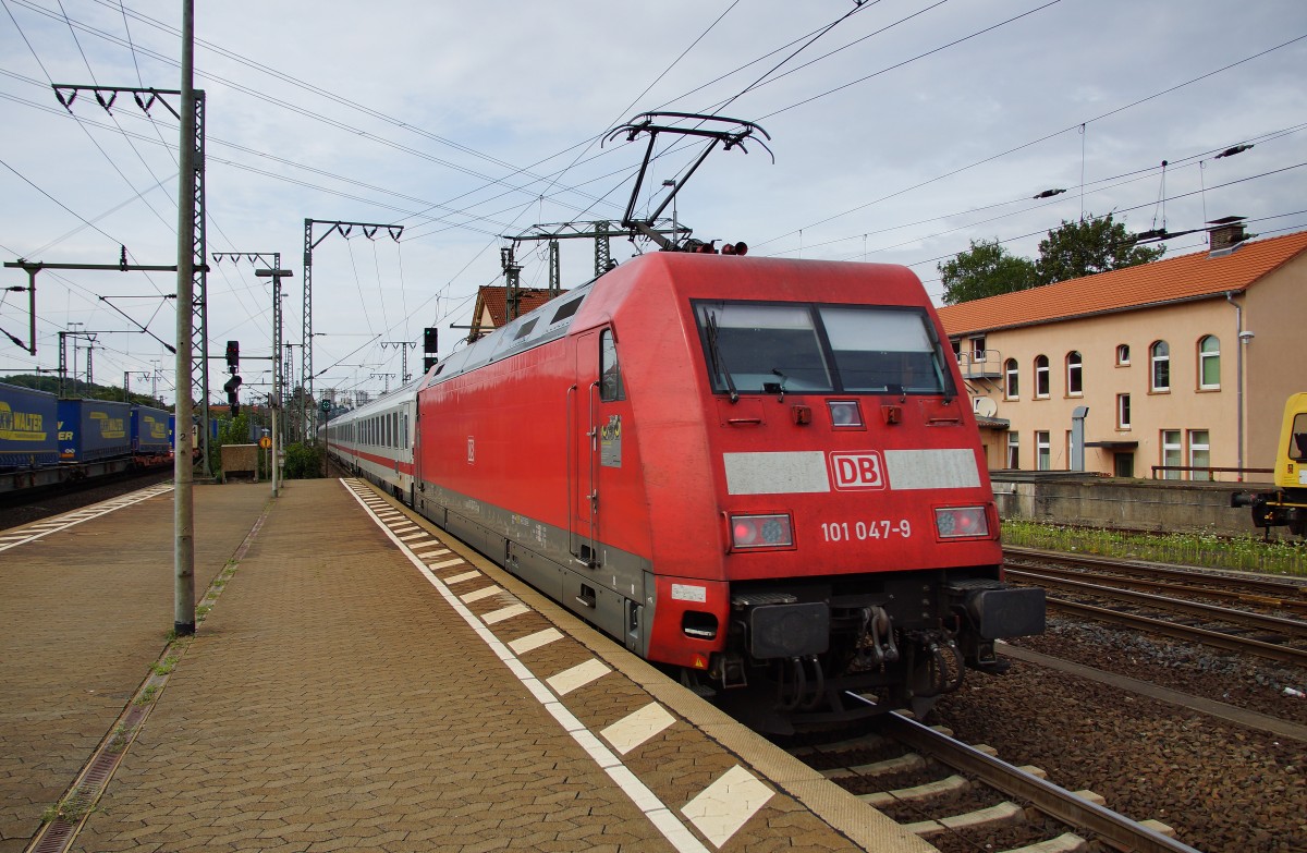 101 047-9 schiebt den IC 2251 am 19.08.15 nach Leipzig Hbf. abgelichtet im Bhf. von Fulda.