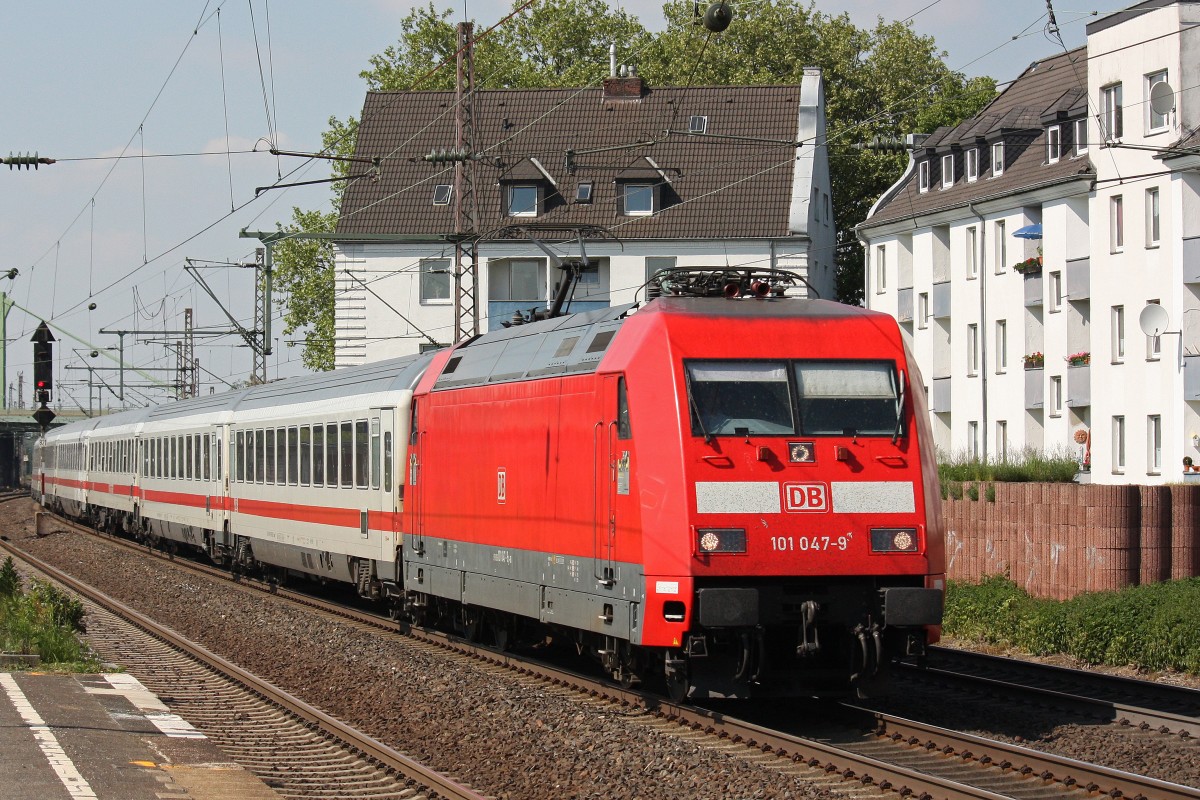 101 047 am 27.5.13 mit einem IC in Dsseldorf-Derendorf.