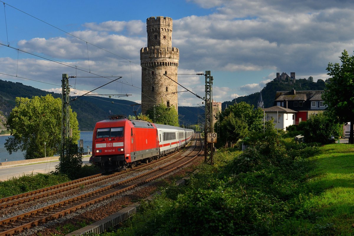 101 047 mit einem IC am 10.09.2015 bei Oberwesel. 