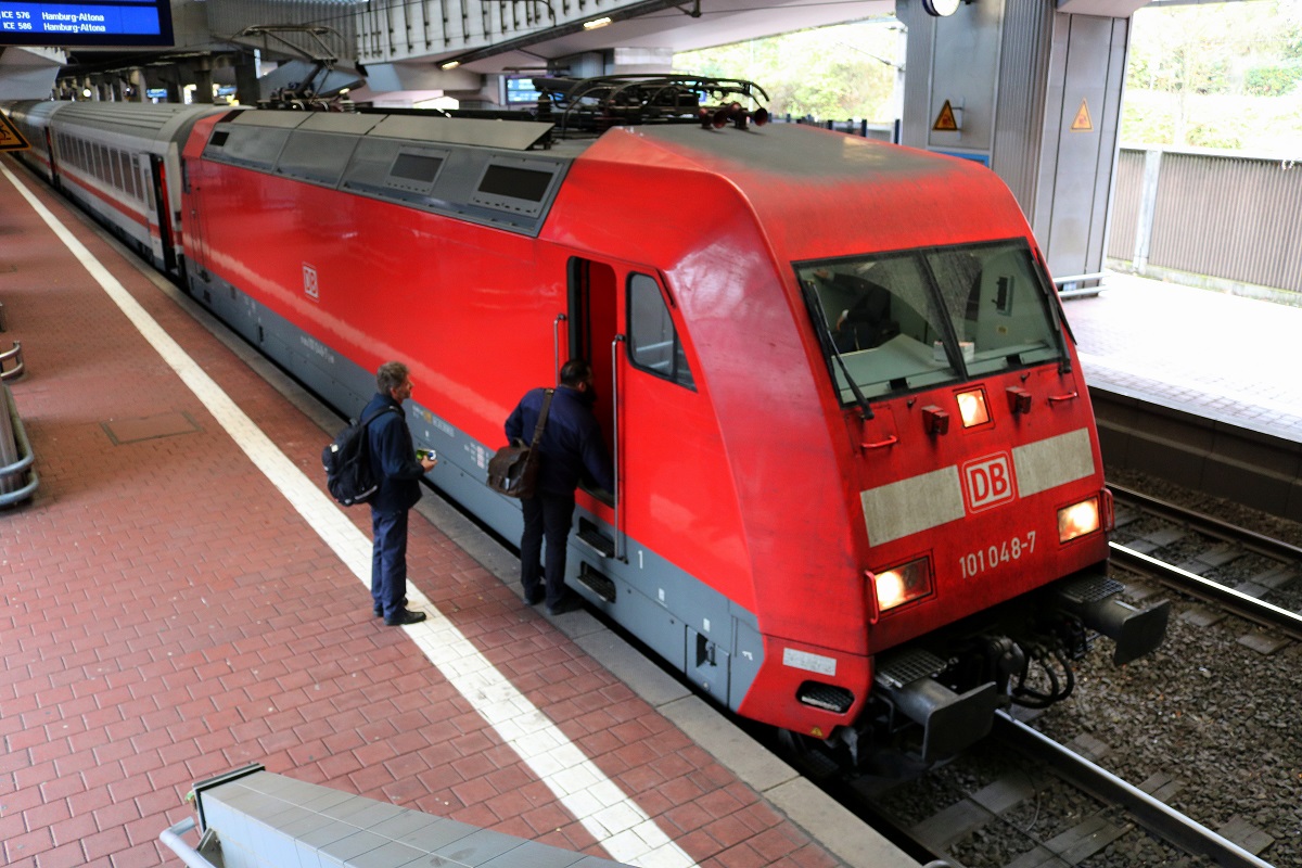 101 048-7 als verspäteter IC 2082  Königssee  (Linie 26) von Berchtesgaden Hbf nach Hamburg-Altona steht im Bahnhof Kassel-Wilhelmshöhe auf Gleis 3, während ein Wechsel des Lokpersonals stattfindet. [22.10.2017 | 16:02 Uhr]