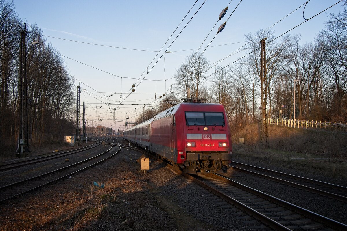 101 048-7 fährt mit einem Intercity durch den Rangierbahnhof Dortmund-Scharnhorst (11.03.2022)