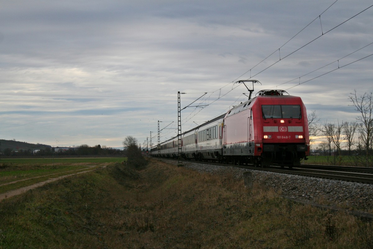 101 048-7 mit dem EC 6 von Zrich HB nach Hamburg-Altona am Nachmittag des 06.01.14 bei Hgelheim.