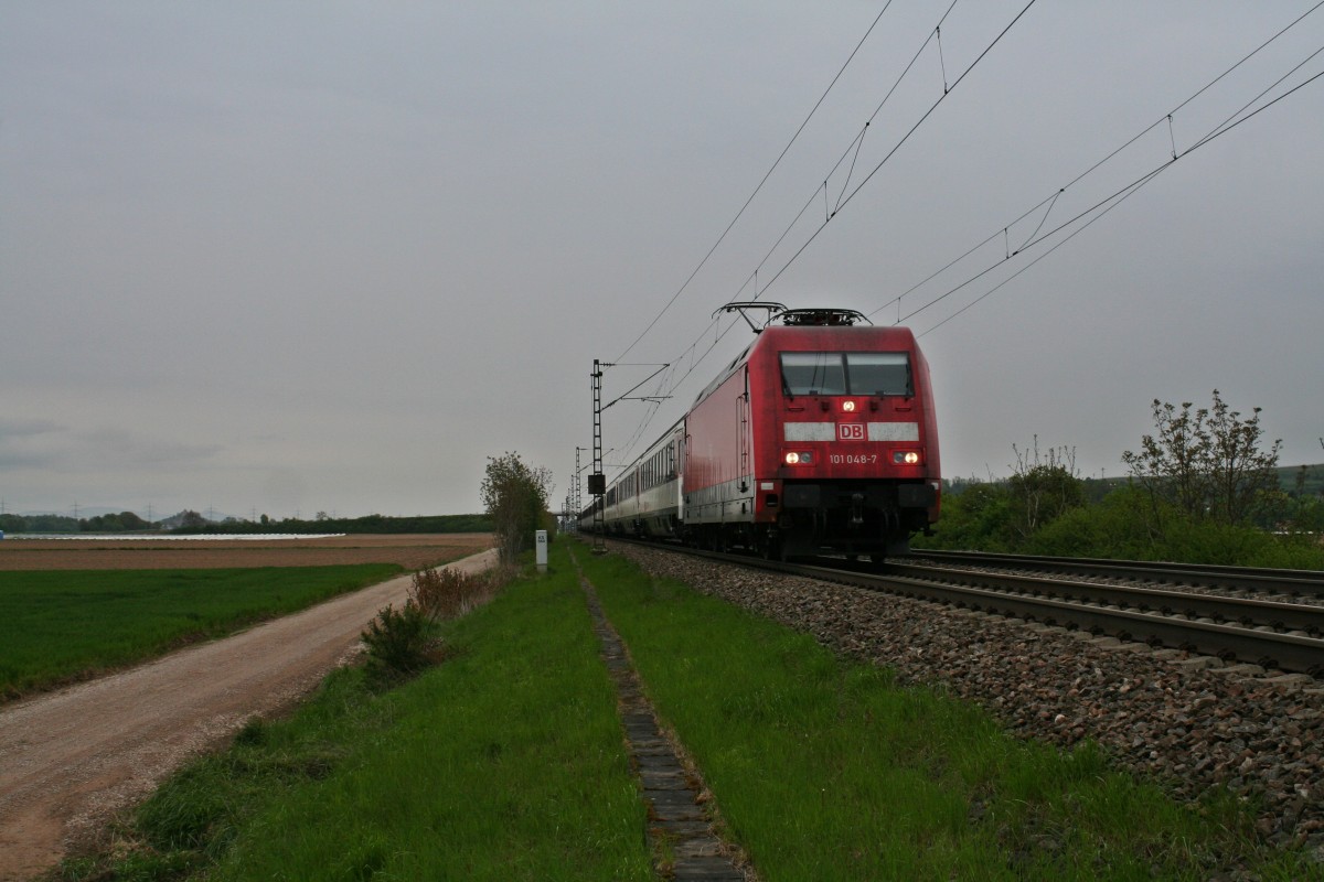 101 048-7 mit dem EC 7 von Hamburg-Altona nach Zrich HB am Mittag des 18.04.14 sdlich von Hgelheim.