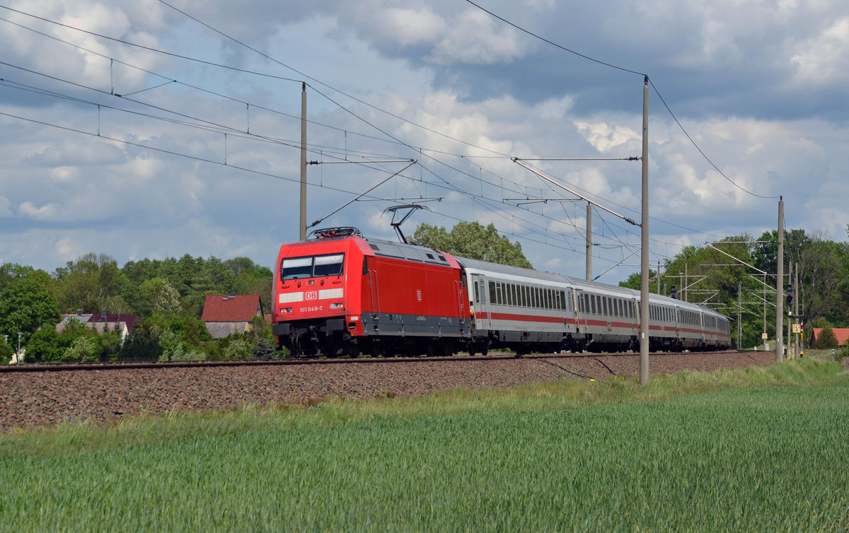 101 048 bespannte am 16.05.16 den IC 2387 von Berlin nach Leipzig. Hier wird Burgkemnitz durcheilt.