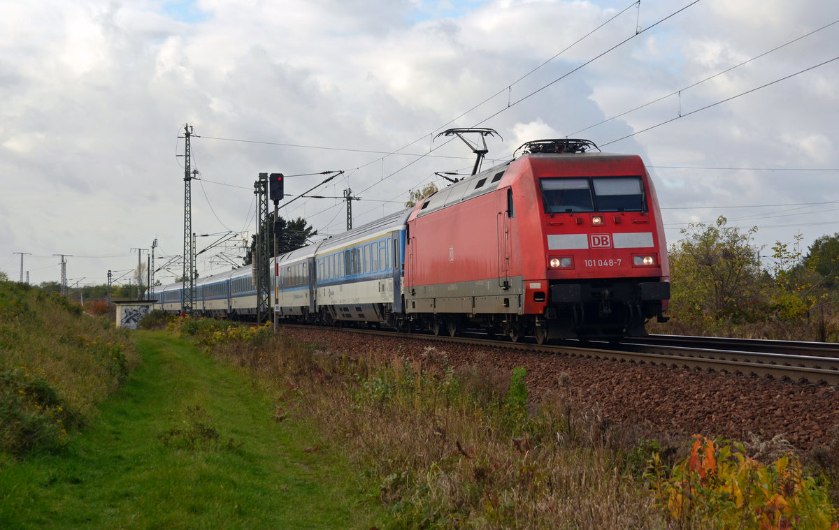 101 048 bespannte am 29.10.16 den EC 175 von Berlin nach Dresden, den sie an die CD zur Weiterbeförderung nach Prag übergeben wird.