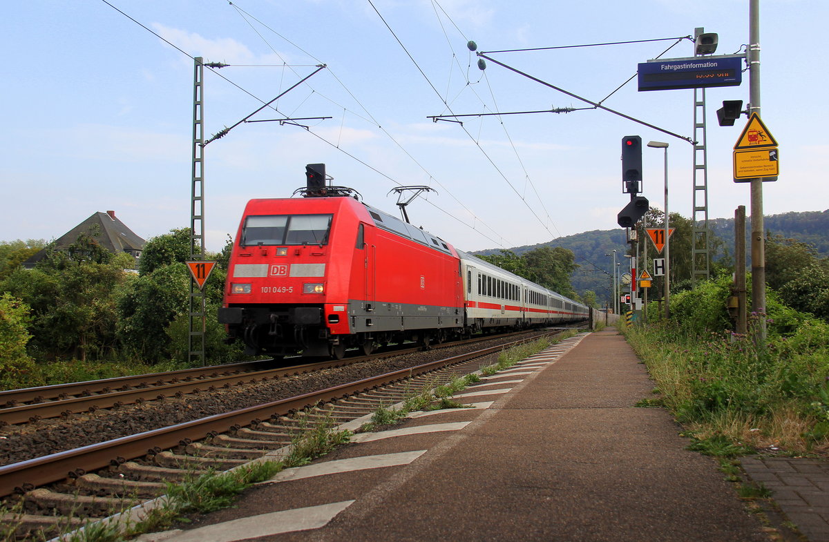 101 049-5 DB kommt mit einem IC 2012 aus Oberstdorf(D) nach Magdeburg-Hbf(D) und kommt aus Richtung Koblenz und kommt durch Namedy in Richtung Bonn,Köln. 
Aufgenommen vom Bahnsteig 2 in Namedy. 
Bei Sommerwetter am Nachmittag vom 17.8.2018.