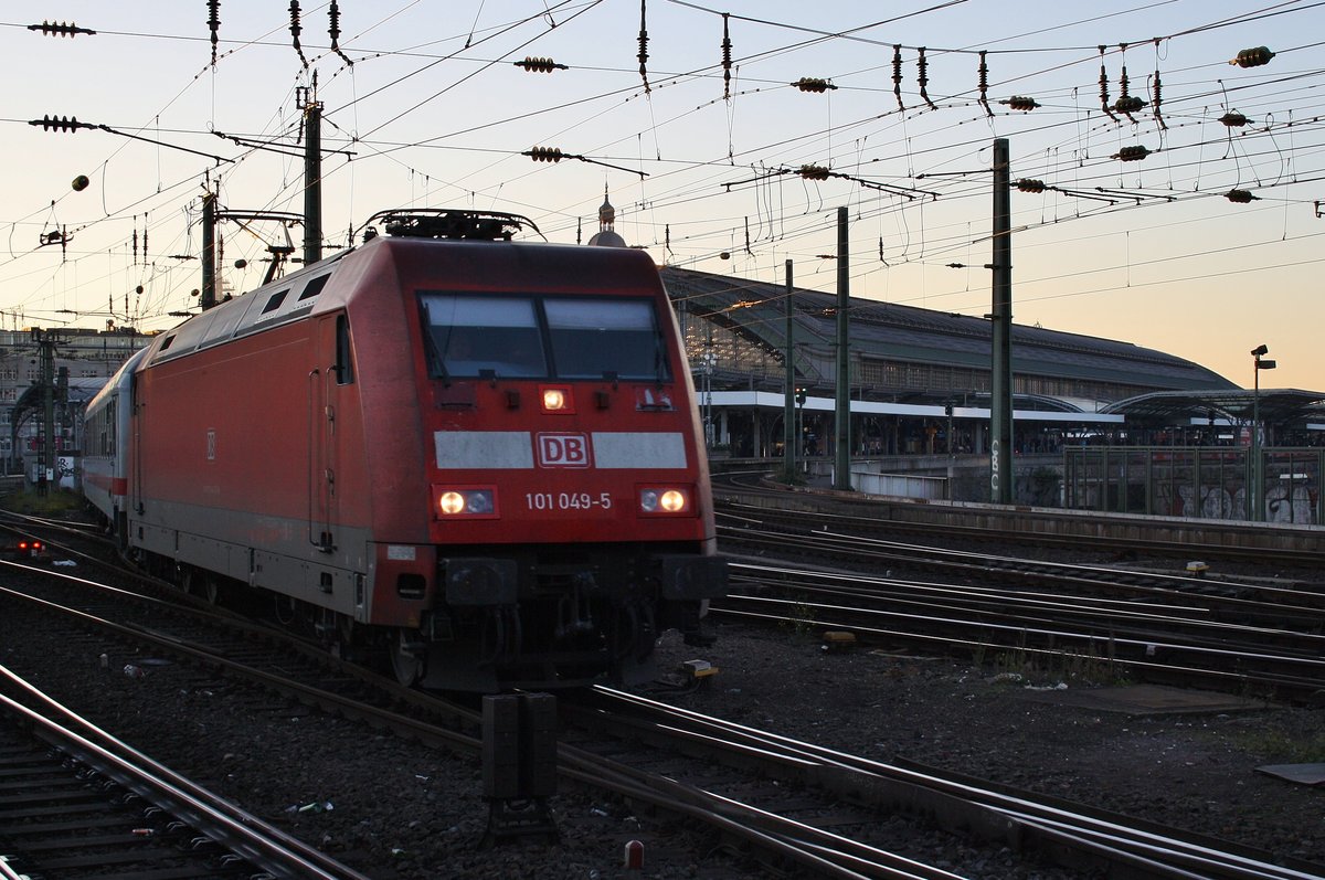 101 049-5 macht sich am Abend des 11.10.2010 mit dem IC2022 von Frankfurt(Main) Hauptbahnhof nach Hamburg-Altona im Kölner Hauptbahnhof auf den Weg.