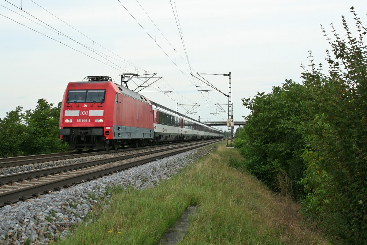 101 049-5 mit dem EC 9 von Hamburg Altona nach Chur HB am Nachmittag des 07.09.13 zwischen Buggingen und Mllheim (Baden) auf der Hhe von Hgelheim.