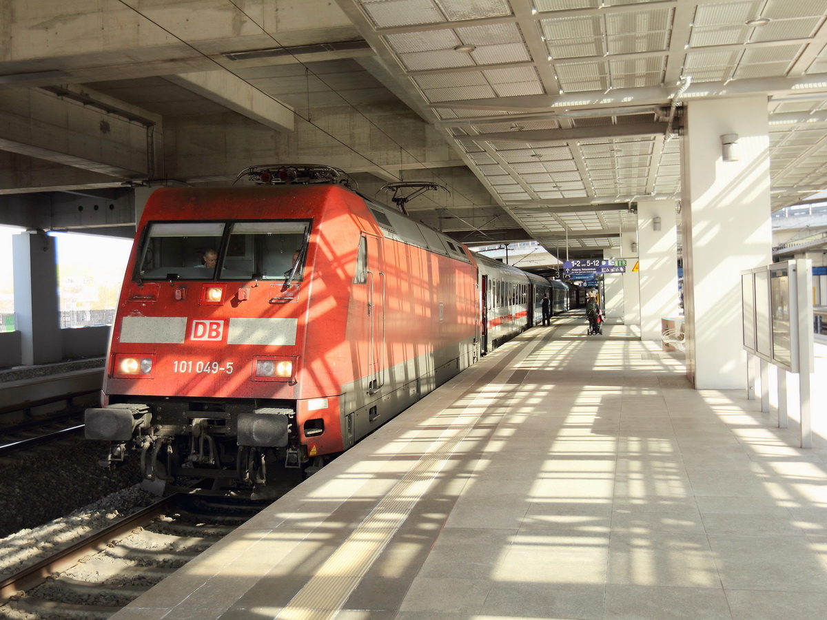 101 049-5 mit dem EC 175 nach Budapest-Keleti  am 16. Mai 2015 im Bahnhof Berlin Südkreuz.


