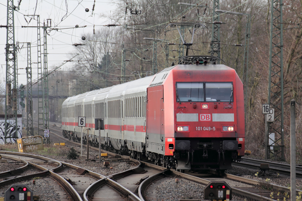 101 049-5 mit IC 2306 nach Emden Außenhafen bei der Einfahrt in Recklinghausen 3.4.2015