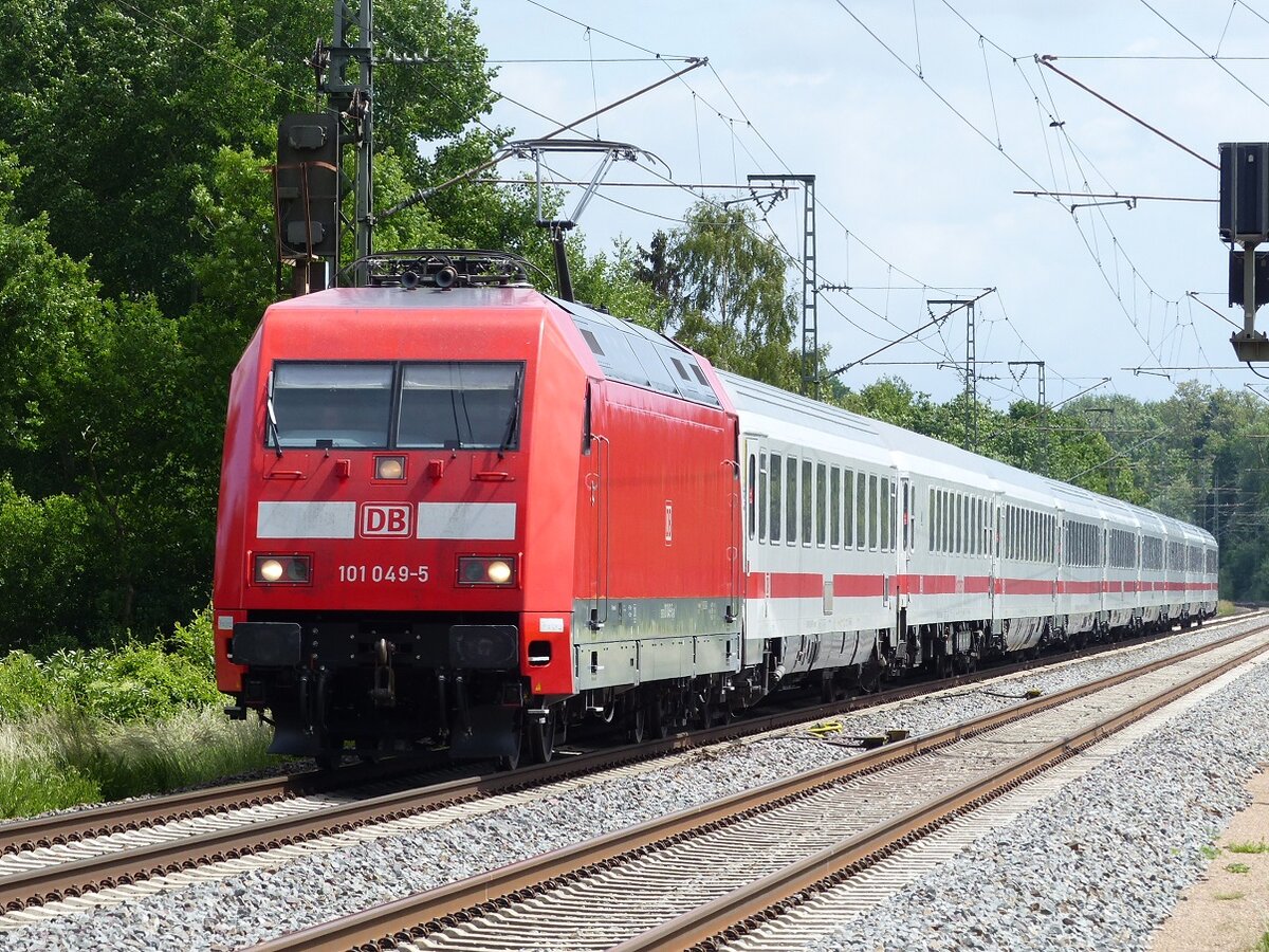 101 049 mit IC Berlin - Amsterdam in Hummeldorf bei Salzbergen, 28.05.2022