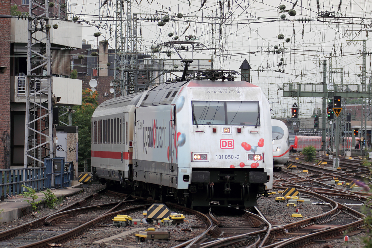 101 050-3 fährt mit einem IC in den Kölner Hbf. ein 15.7.2015