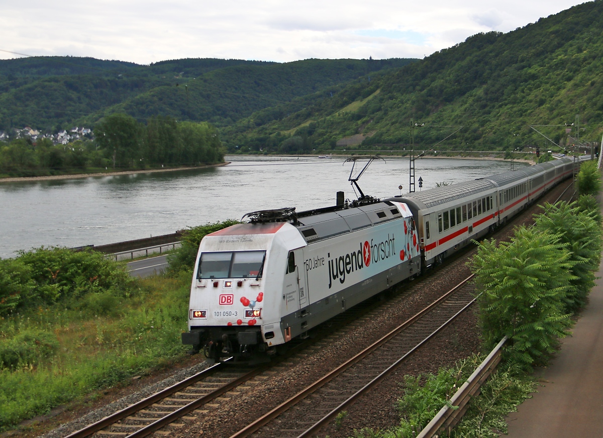 101 050-3  Jugen Forscht  mit IC in Fahrtrichtung Koblenz. Aufgenommen am 15.07.2015 am Bopparder Hamm.