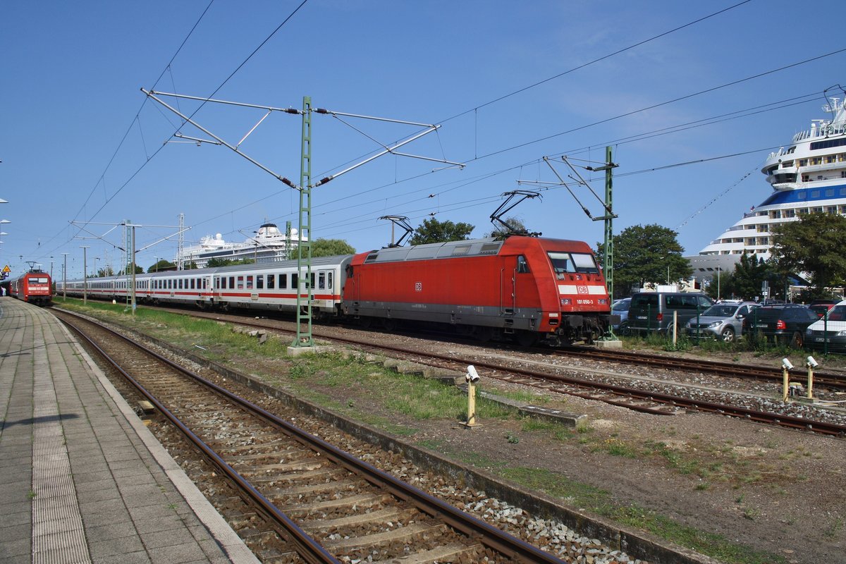 101 050-3 steht am 27.8.2016 mit dem IC2389 nach Leipzig Hauptbahnhof in Warnemünde.