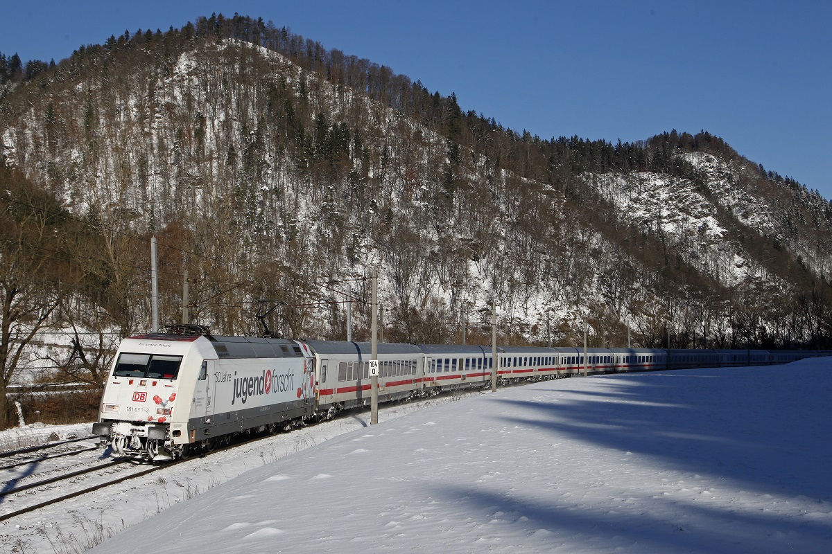 101 050 (50 Jahre Jugend forscht) mit IC719 zwischen Bruck/Mur und Pernegg am 31.01.2015.