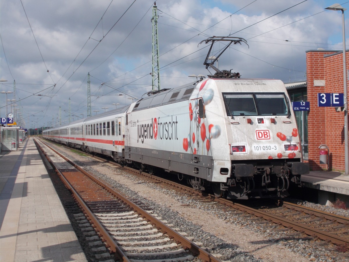 101 050 mit dem IC 2356 Binz-Frankfurt/Main Flughafen,am 06.Juli 2015,in Bergen/Rügen.