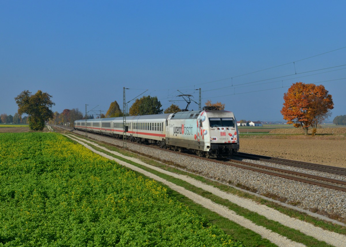 101 050 mit einer Leerfahrt am 27.10.2015 bei Langenisarhofen. 