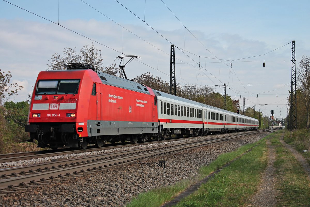 101 051-1 am Morgen des 13.04.2017 mit dem EC 207 (Frankfurt (Main) Hbf - Zürich HB), als sie in Heitersheim durchs Rheintal in Richtung Basel fuhr.