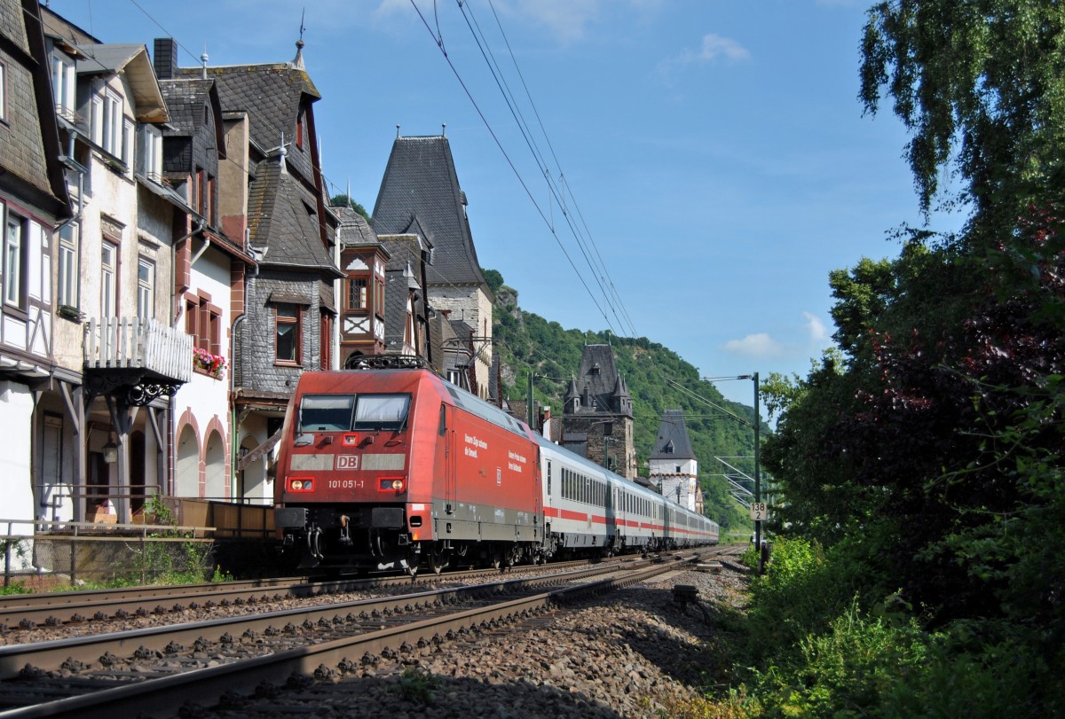 101 051-1 fuhr am 01.07.2013 mit einem IC durch Bacharach.