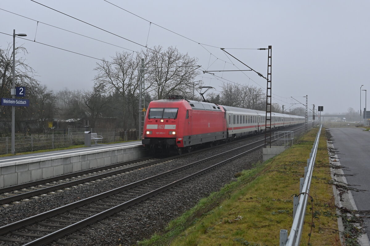 101 051-1 mit einem IC aus Salzburg nach Frankfurt kommend in Sulzbach. 14.12.2021