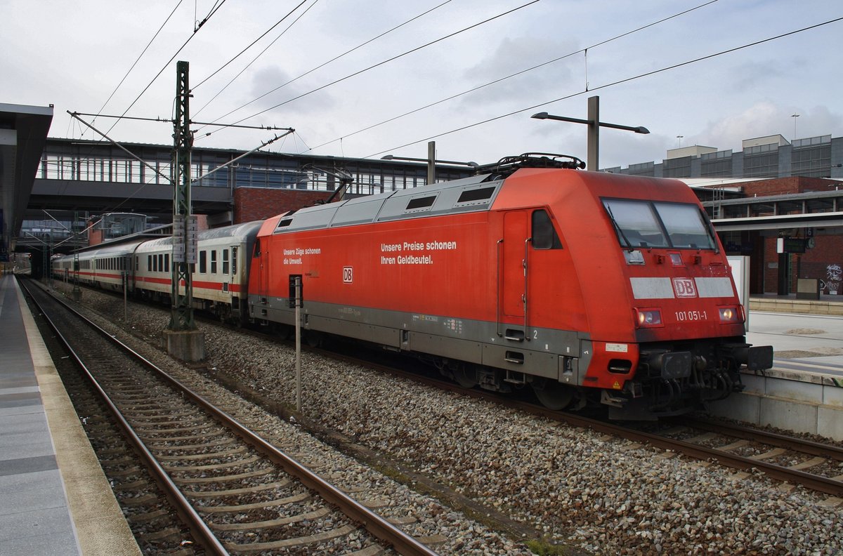 101 051-1 steht am 11.3.2017 mit dem IC141 von Amsterdam Centraal in Berlin Gesundbrunnen.