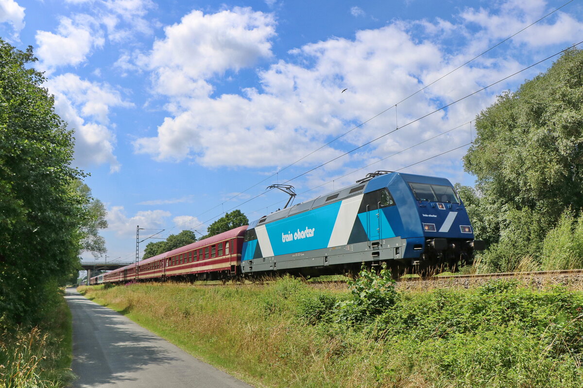 101 051 gehört mittlerweile der TCS Train Charter Services aus den Niederlanden. Am Sonntag den 2.7.23 war sie mit einem  Säuferzug  unterwegs aus dem Ruhrgebiet in Richtung Norden als ich sie in Sythen fotografisch festhalten konnte