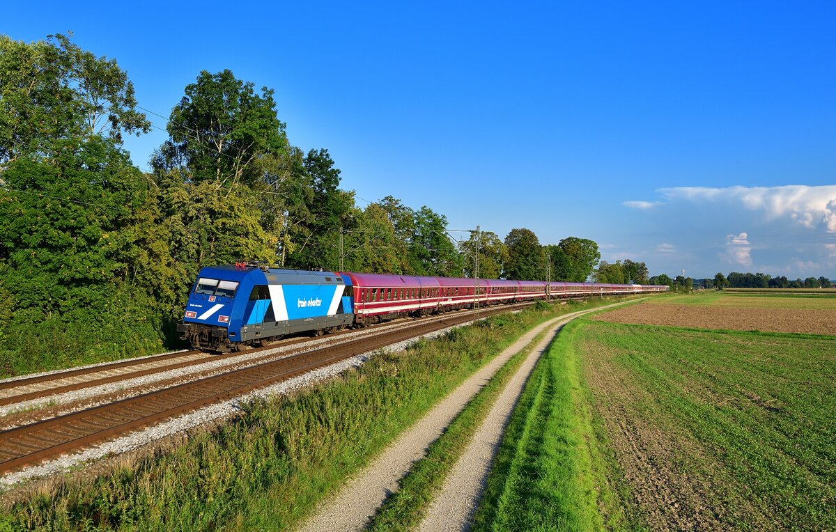 101 051 mit einem Sonderzug am 16.08.2023 bei Langenisarhofen.