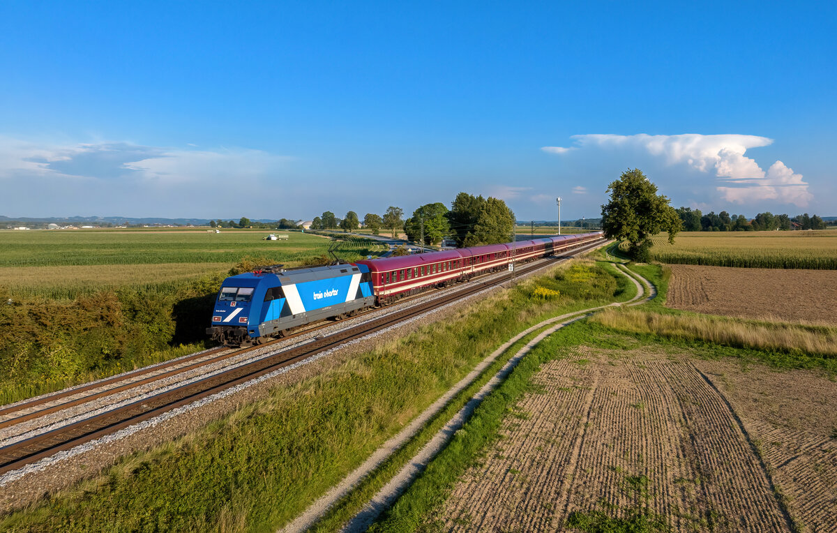 101 051 mit einem Sonderzug am 16.08.2023 bei Langenisarhofen.