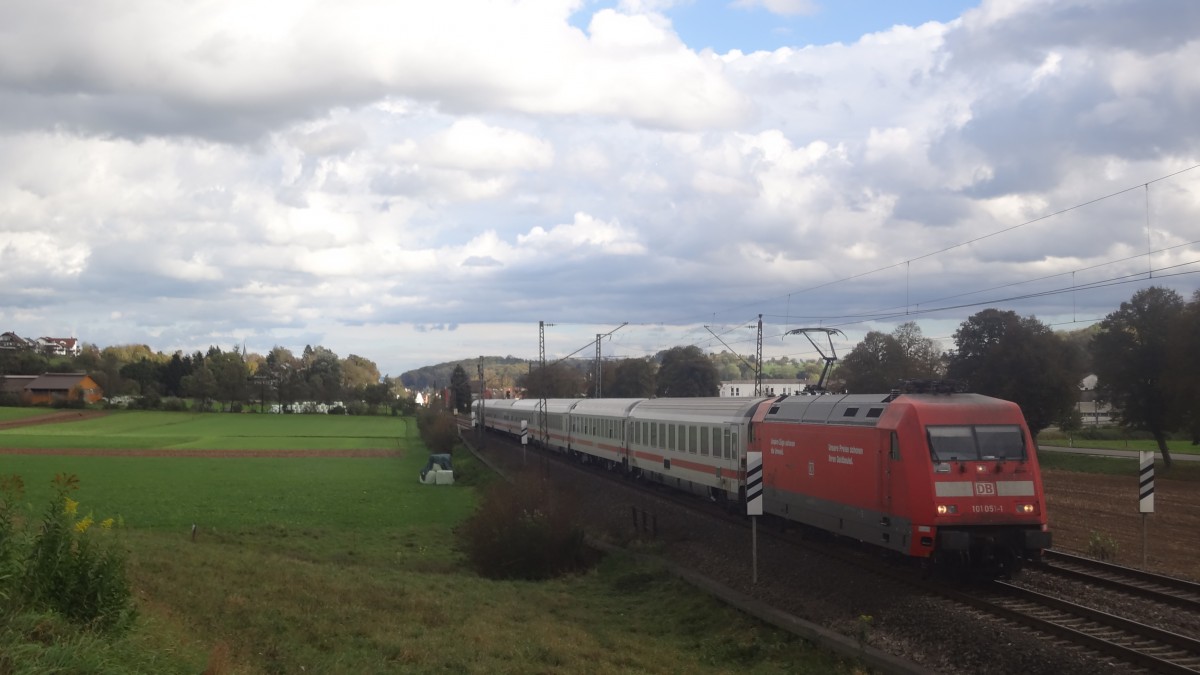 101 051 pssierte mit dem IC2260 eben Ebersbach. Oktober 2014. 