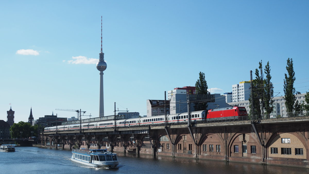 101 051 zieht den IC 145 von Amsterdam C nach Berlin Ostbahnhof pünktlich dem Ziel entgegen.
In der jungen Zeit der ersten Erleichterungen sind auch schon die ersten Schiffe auf der Spree unterwegs - und teils gut gefüllt.

Berlin, aufgenommen von der Michaelbrücke am 23. Juni 2020
