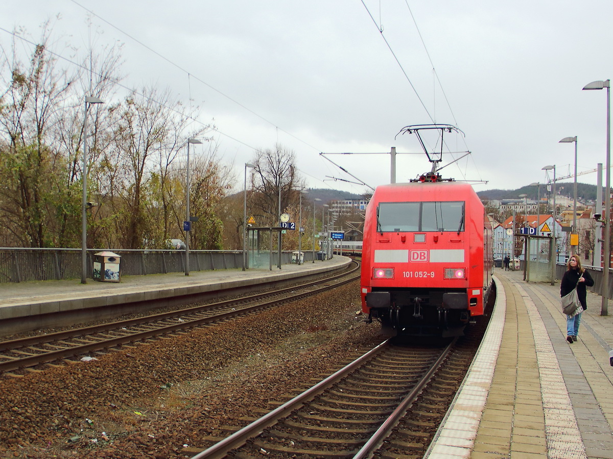 101 052-9 als Schublok mit einem der letzten IC im Bahnhof von Jena Paradies am 09. Dezember 2017.