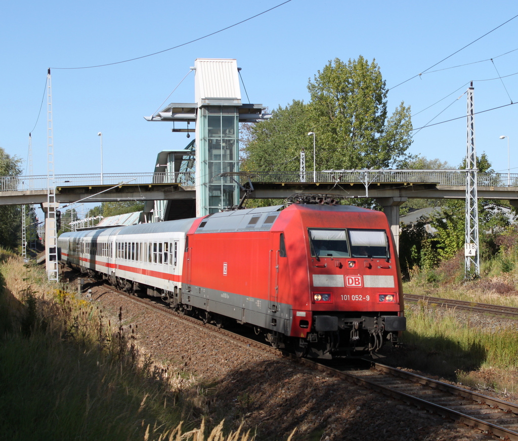 101 052-9 mit IC 2239 von Warnemnde nach Leipzig Messe bei der Durchfahrt im Haltepunkt Rostock-Marienehe.25.09.2015