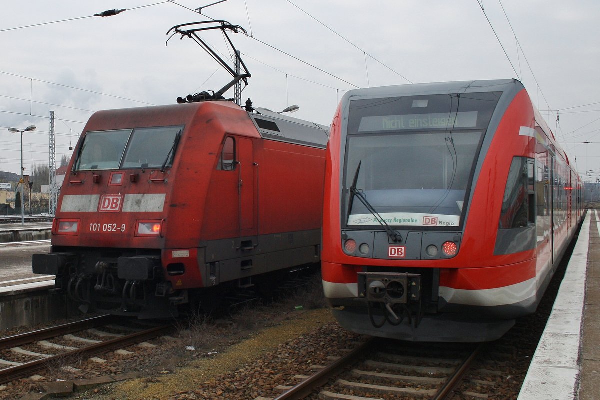 101 052-9 schiebt am 12.2.2017 den IC2425 von Ostseebad Binz nach Berlin Südkreuz aus Berlin Lichtenberg. Auf dem Nachbargleis warten 646 012-4 und 646 003-3 als RE66 (RE5809) aus Szczecin Glowny.