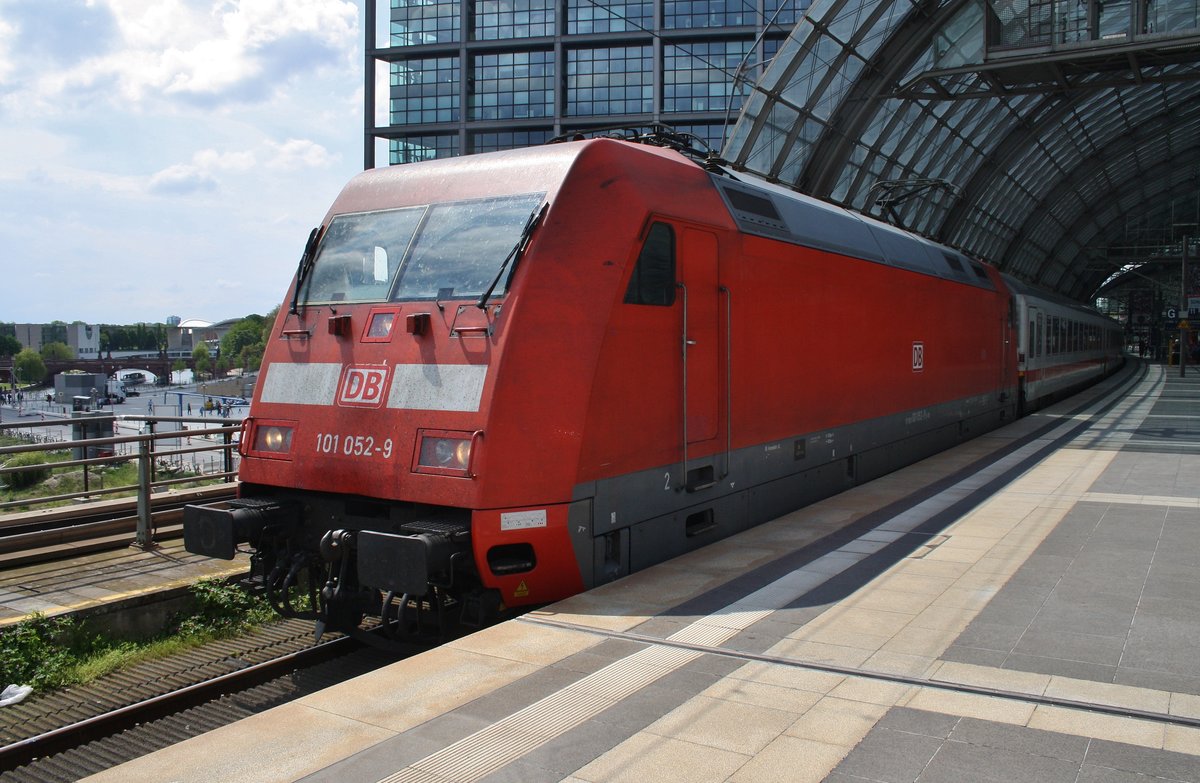 101 052-9 steht am 14.5.2017 mit dem IC141 von Amsterdam Centraal nach Berlin Ostbahnhof im Berliner Hauptbahnhof.